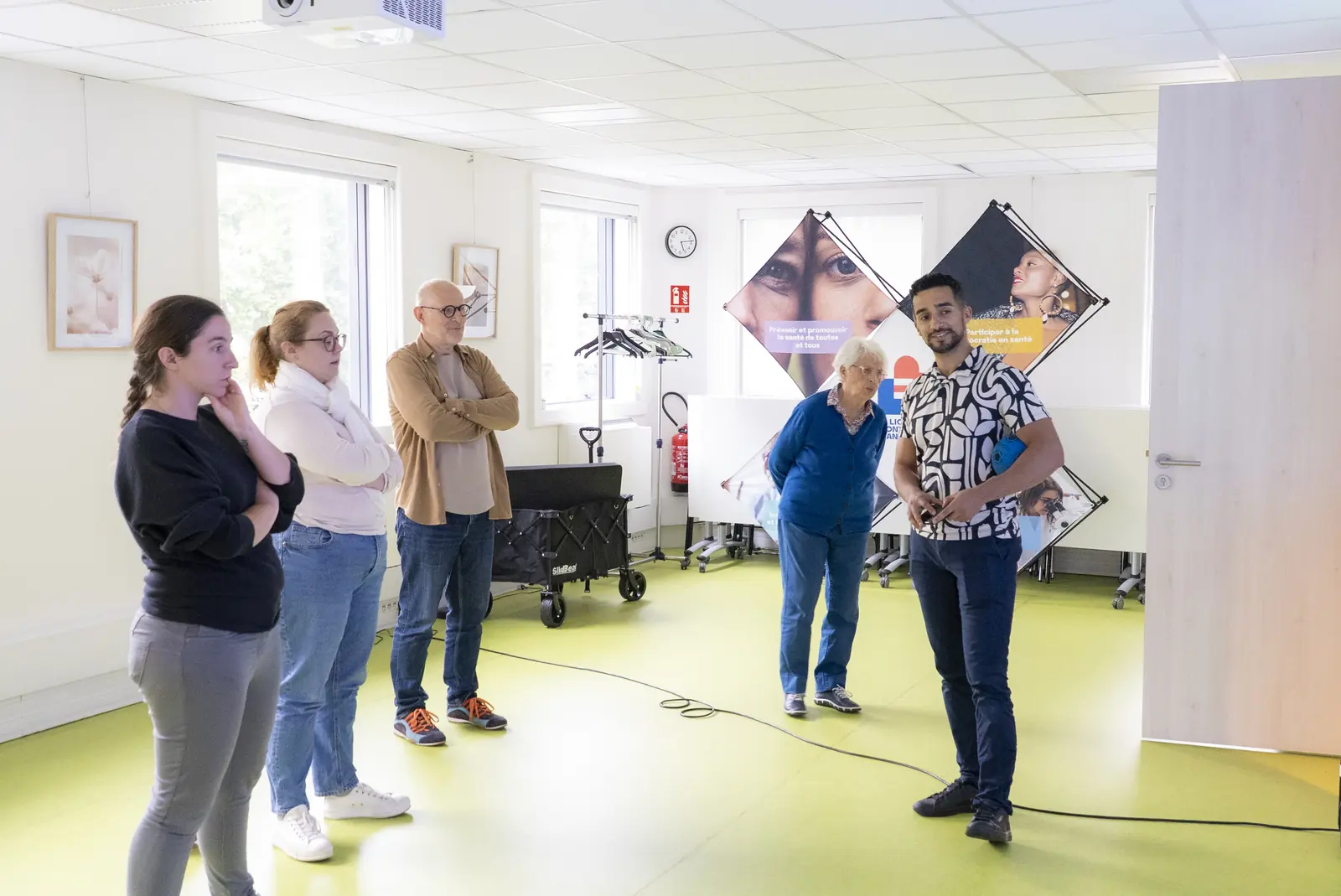 Séance collective de motricité et d'adresse en résidence seniors
