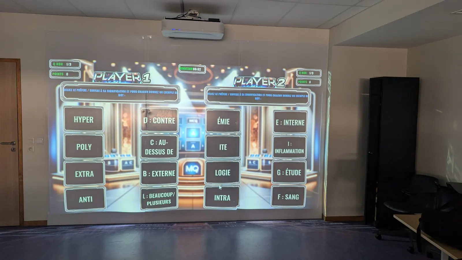 Session de formation utilisant le mur interactif Kmoove