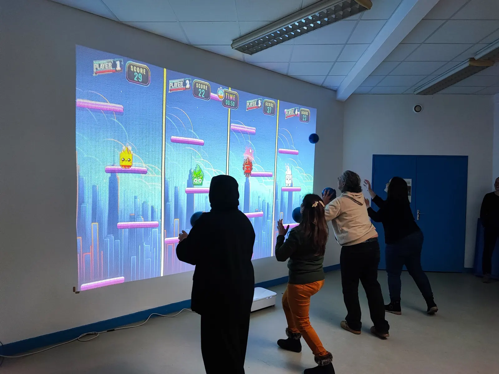 Enfants en activité sportive sur le mur interactif Kmoove