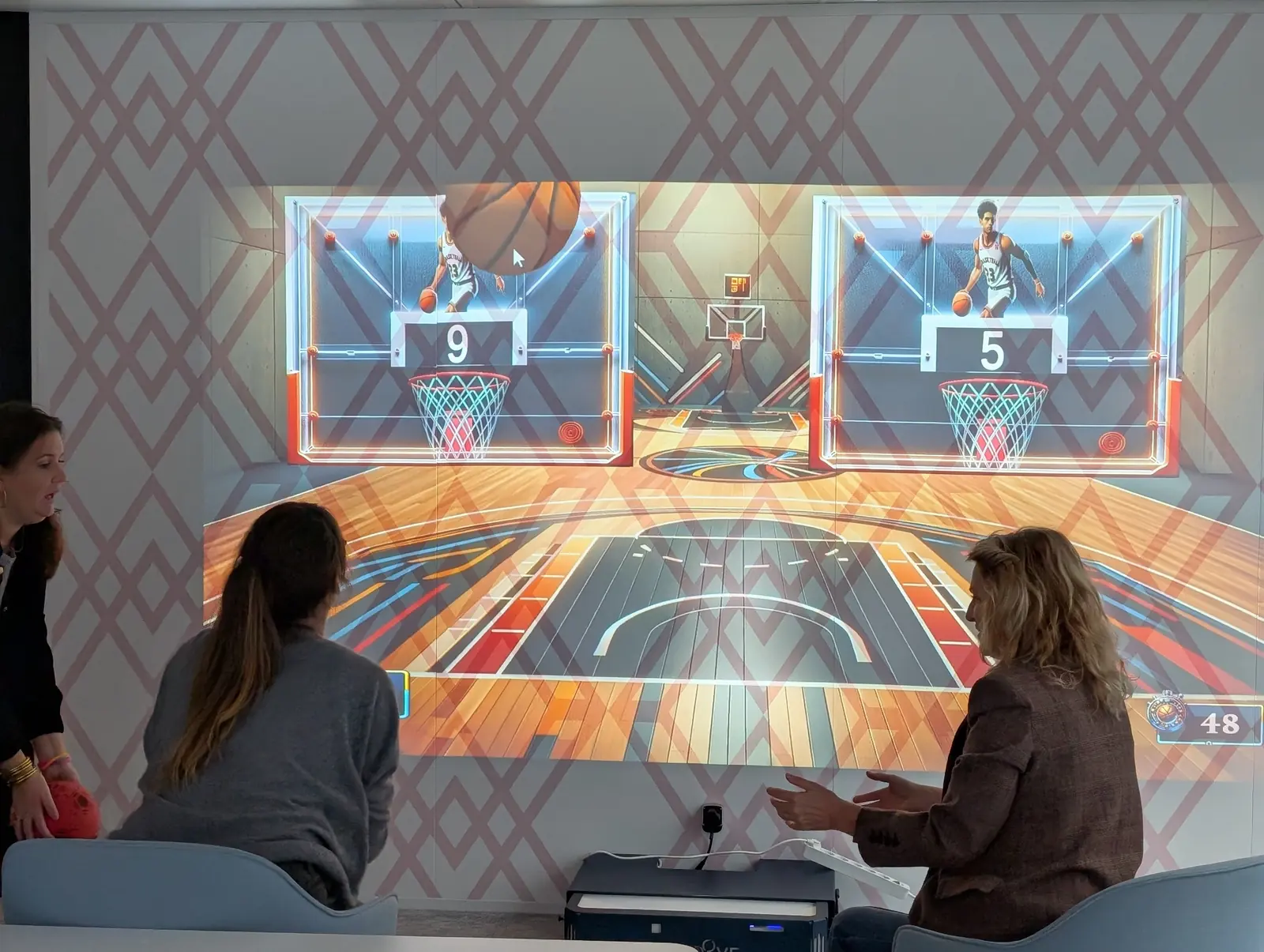 Collaborateurs en défi collectif sur le mur interactif lors d'un séminaire