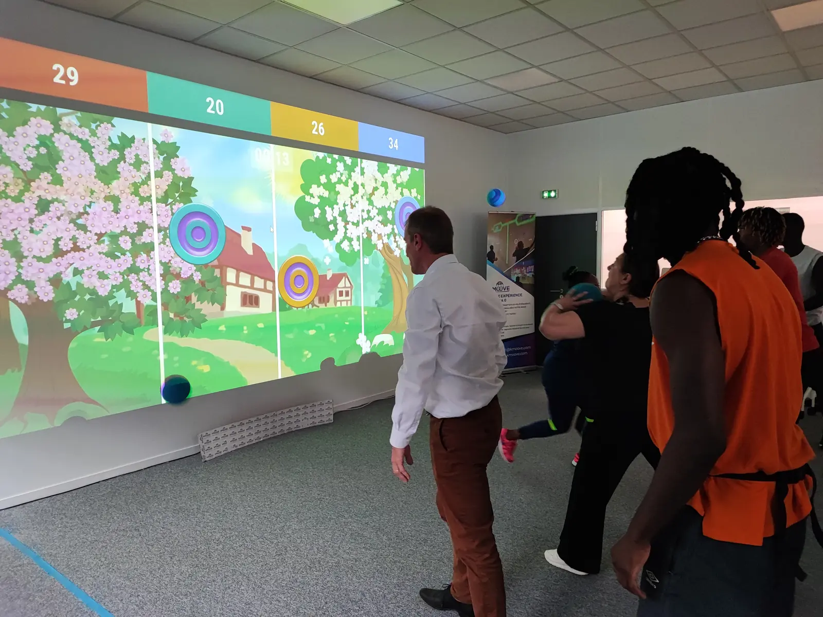 Animation d'entreprise sur mur interactif avec plusieurs participants