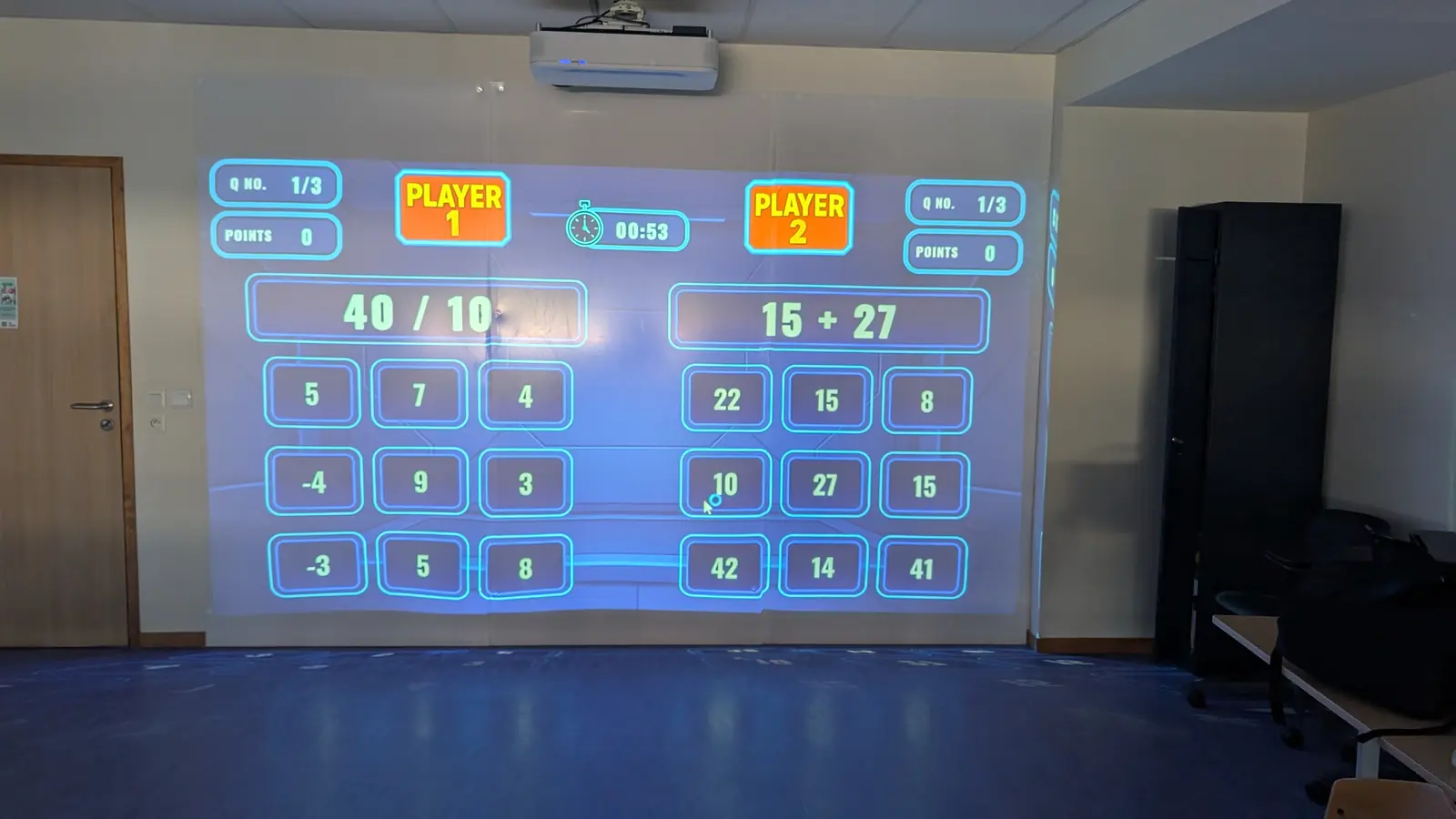 Élèves participant à un jeu éducatif projeté sur le mur interactif